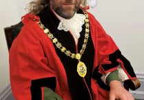 Mayor launches Xmas card competition