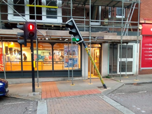 A wonky traffic light at the crossing on Gloucester St.