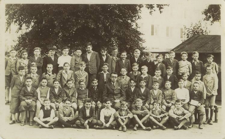 Vrba at school (front row, fourth left), Bratislava, Czechoslovakia, 1935–1936