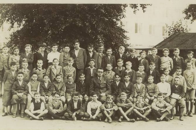Vrba at school (front row, fourth left), Bratislava, Czechoslovakia, 1935–1936