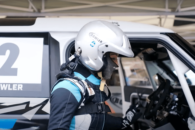 Vanessa prepares for competing of 4 wheel in Defender 110