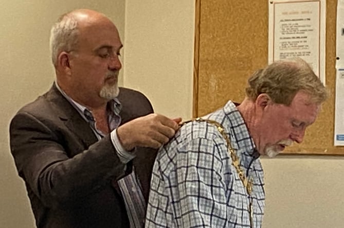 Former Ross mayor Ed O'Driscoll helping new mayor Louis Stark put on his mayoral chain