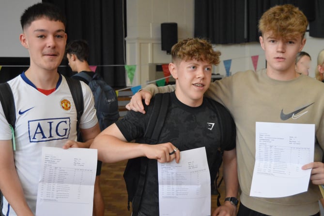 JKHS students opening their results