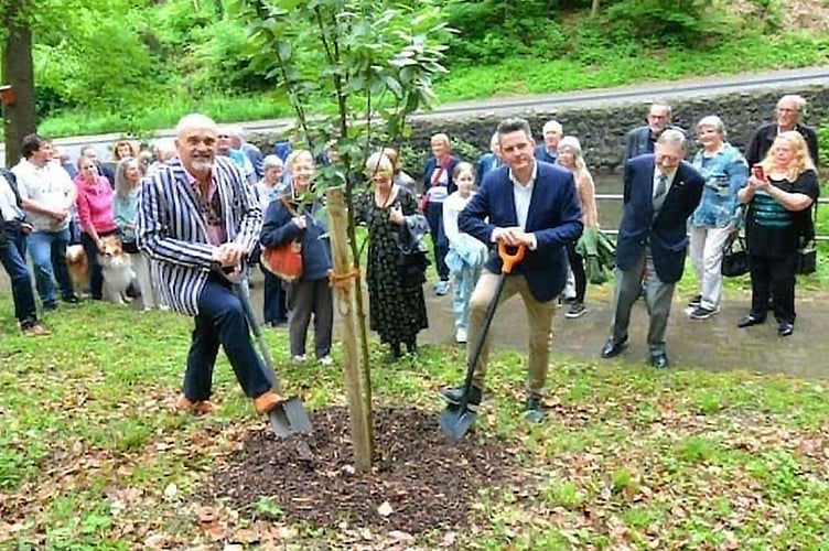 Tree planting group picture