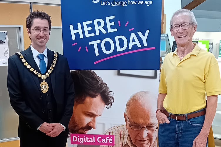 Mayor at digital cafe