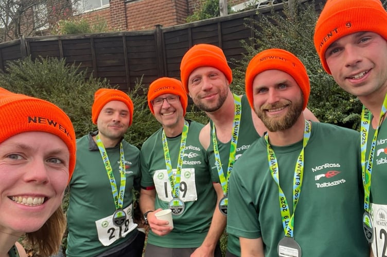 MonRoss runners in their Newent 9 10th anniversary hats
