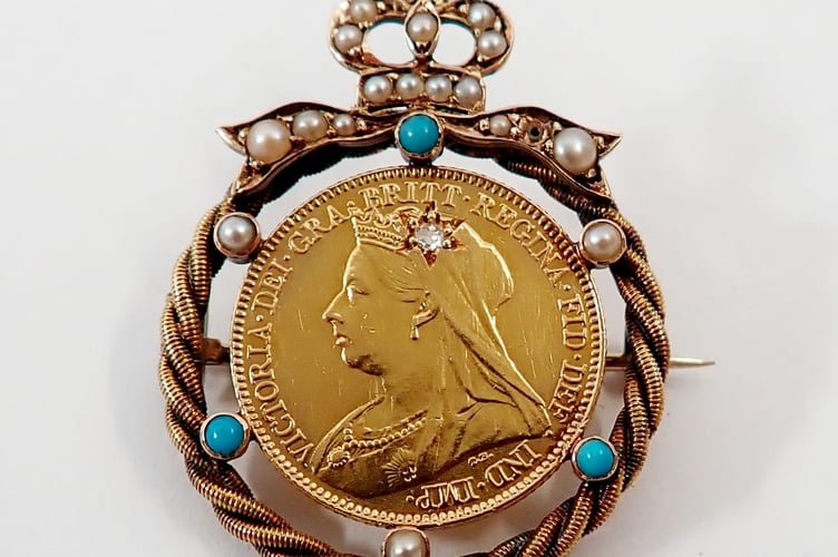 Victorian Sovereign Brooch