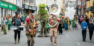 Thousands turn out for river festival 