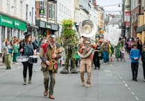 Thousands turn out for river festival
