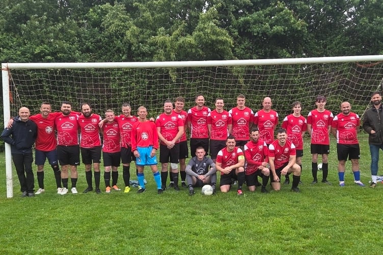 Red squad: James Purshouse, Joe Howard, Ben Meloscia, Liam Innes, Chris Swioklo, Colin Jeffery, Marc Innes, Harry Daunter, Ben Andres, Ben Moss, Jack Moss, Steve Love, Ewan Dean, Connor Wellington, Avdul Dida, Rick May. Front: Matty Hill, Dan Morgan (captain) Flo Crainic, Harrison Tuffley