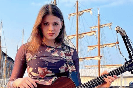 Singer-songwriter Flora Fiora will visit John Kyrle High School to perform for pupils and share insights into music, mental health and wellbeing.